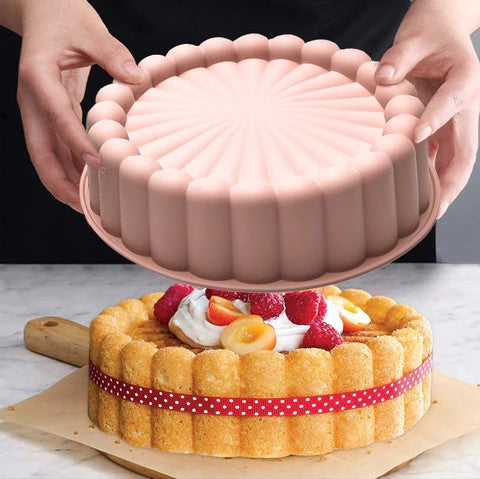 Forma rotundă din silicon pentru prăjituri este un accesoriu versatil și practic în bucătărie, proiectat pentru a prepara prăjituri perfect rotunde și delicioase.